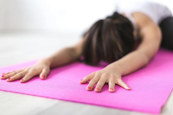 Detail of a yoga mat and hands in a resting position